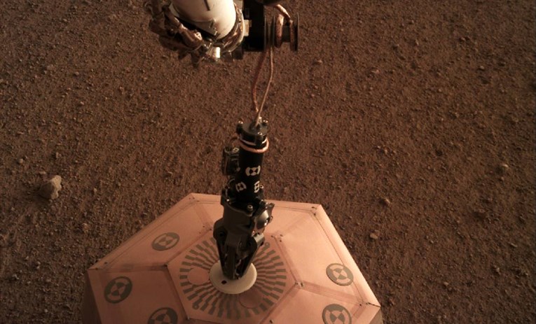 Objavljene nove slike s Marsa: Prvi put postavljen seizmograf na drugi planet